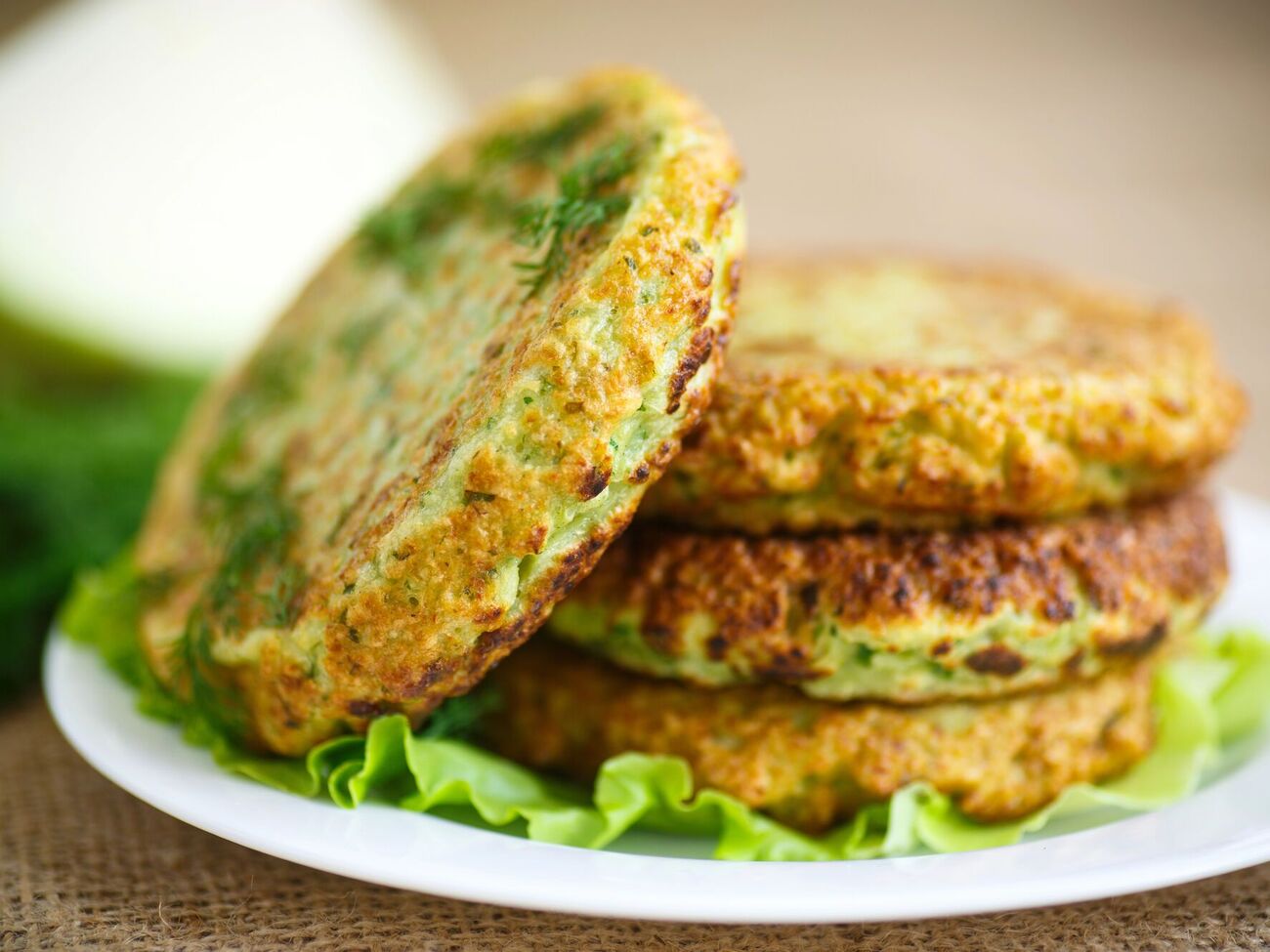 Котлеты из кабачков и куриного фарша получаются очень нежными