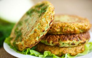 Котлеты из кабачков и куриного фарша получаются очень нежными