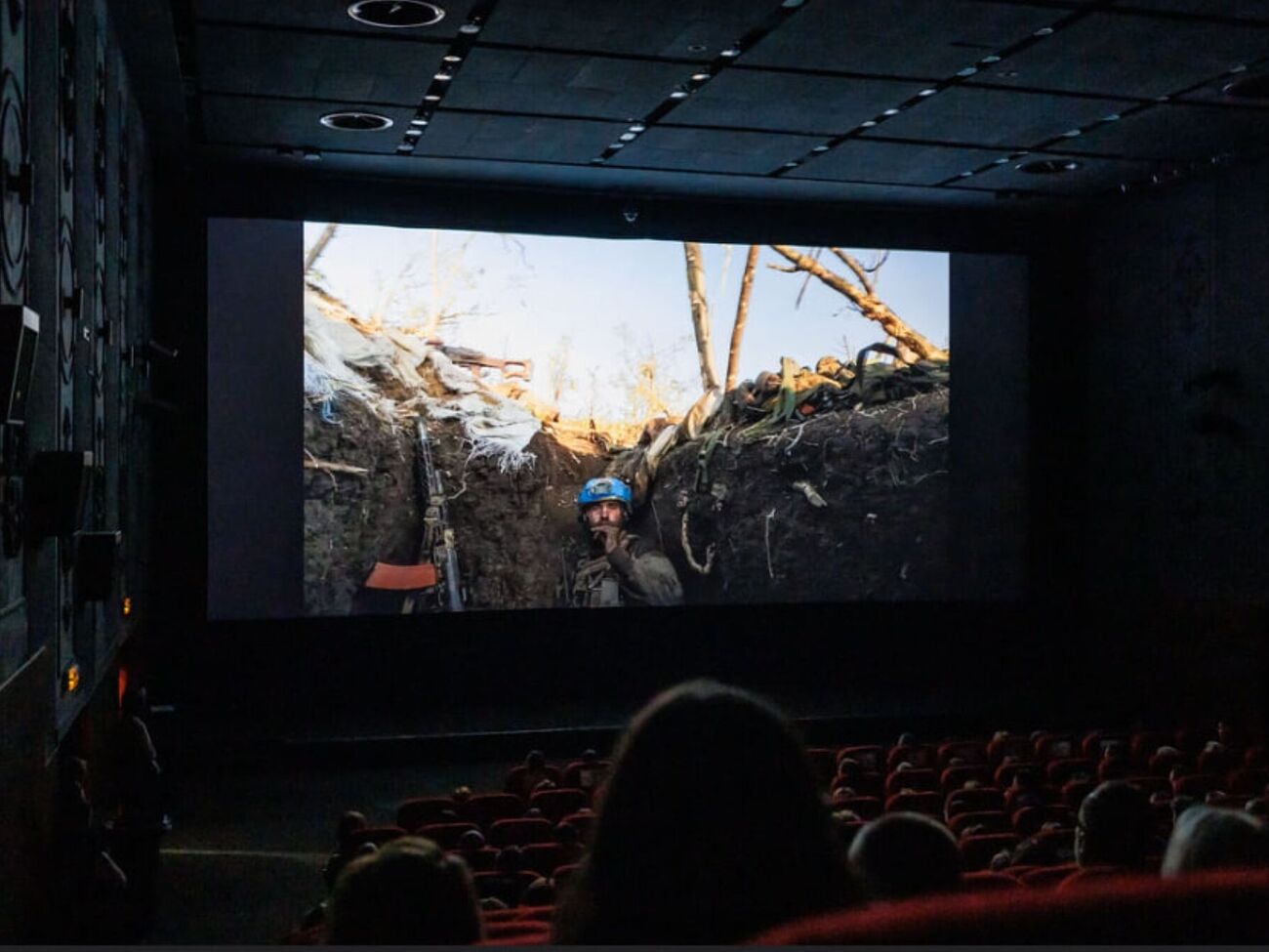 После окончания фильма зал более 10 минут аплодировал режиссеру и военным 3-й отдельной штурмовой бригады