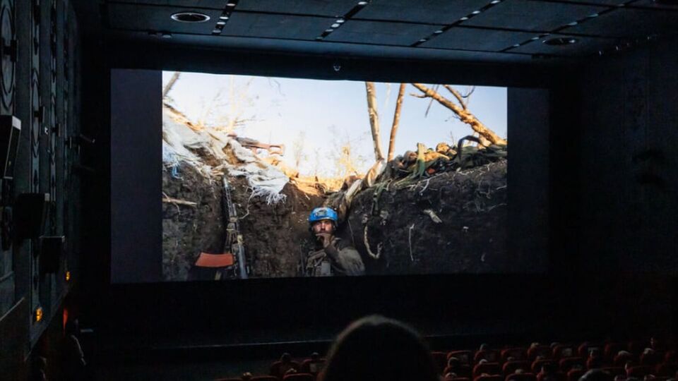 После окончания фильма зал более 10 минут аплодировал режиссеру и военным 3-й отдельной штурмовой бригады