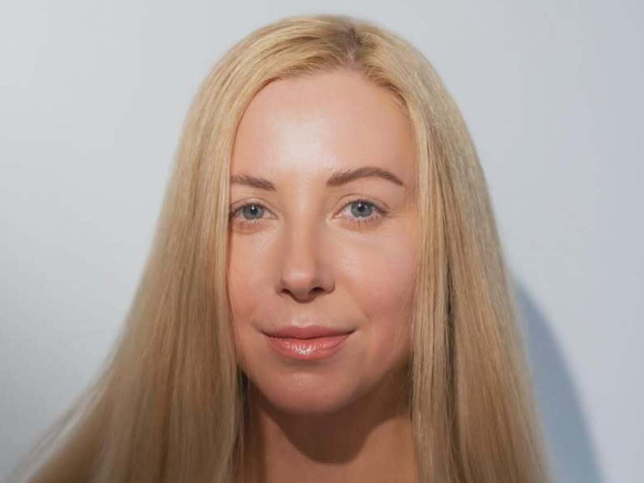 В видео Матвиенко предстала с темными волосами