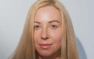 У відео Матвієнко постала з темним волоссям