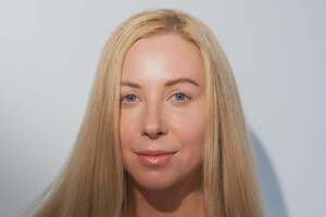 В видео Матвиенко предстала с темными волосами