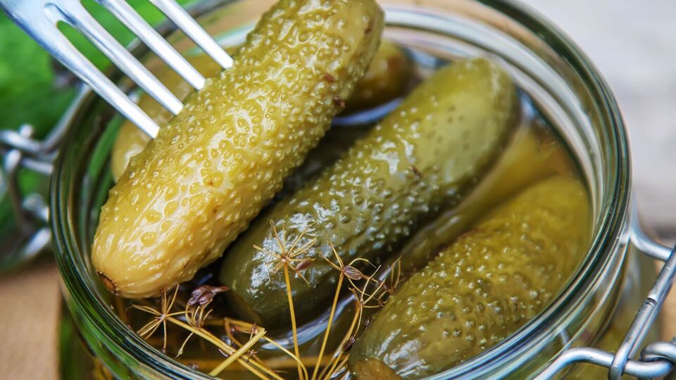 На 2 кг огурцов понадобится 80 г соли