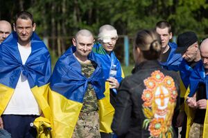 Часть вернувшихся из плена сразу забрали "скорые"