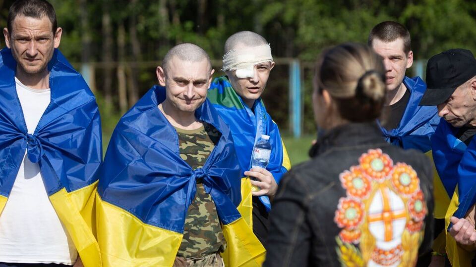 Часть вернувшихся из плена сразу забрали "скорые"