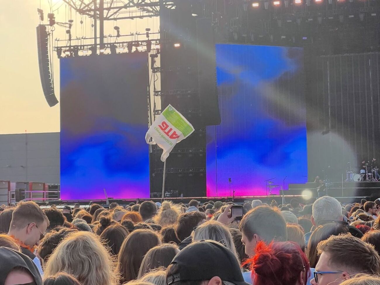 Пакет став орієнтиром для українок на концерті Imagine Dragons