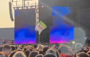 Пакет став орієнтиром для українок на концерті Imagine Dragons