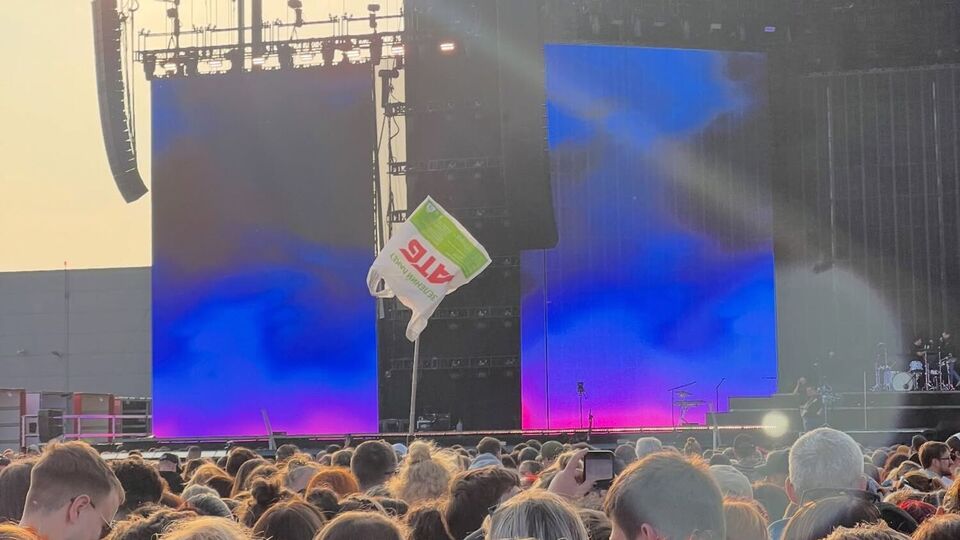Пакет стал ориентиром для украинок на концерте Imagine Dragons