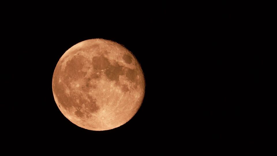 Луна кажется большей