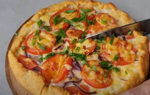 Випікайте піцу 20 хвилин у духовці, розігрітій до 220 °С