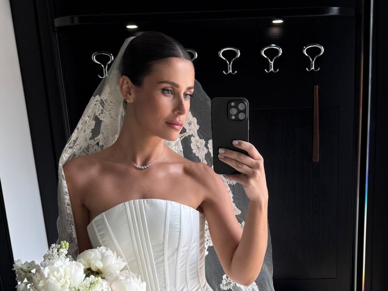 Філатова наділа мереживну фату