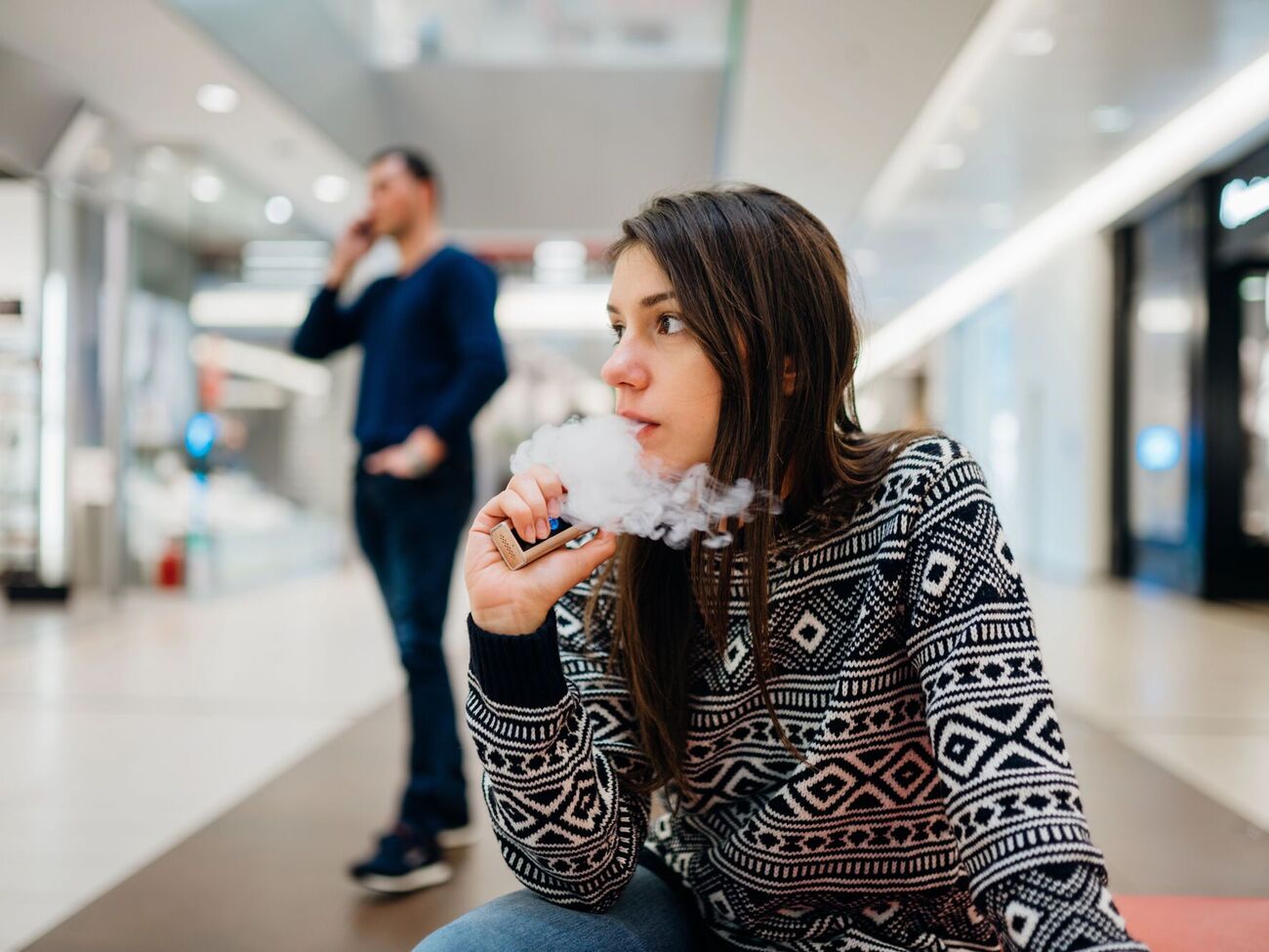 У ТРЦ Києва порушують правила продажу ароматизованих електронних сигарет, установили журналісти УНІАН