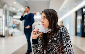 У ТРЦ Києва порушують правила продажу ароматизованих електронних сигарет, установили журналісти УНІАН