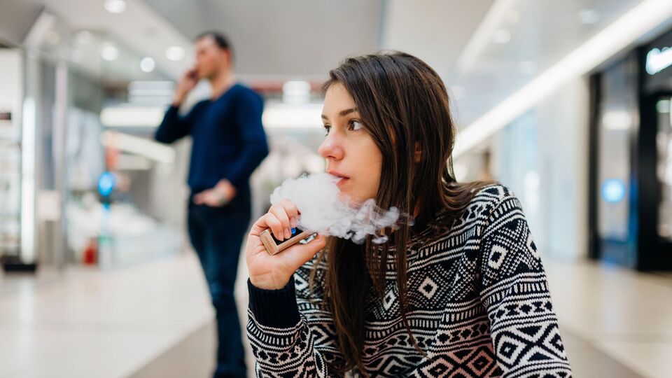 В ТРЦ Киева нарушают правила продажи ароматизированных электронных сигарет, установили журналисты УНИАН