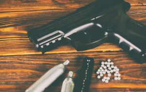 В сети публиковали видео, на котором несовершеннолетний произвел выстрел, вероятно, из пневматического оружия в своего одноклассника