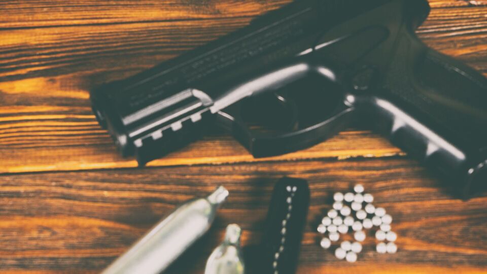 В сети публиковали видео, на котором несовершеннолетний произвел выстрел, вероятно, из пневматического оружия в своего одноклассника