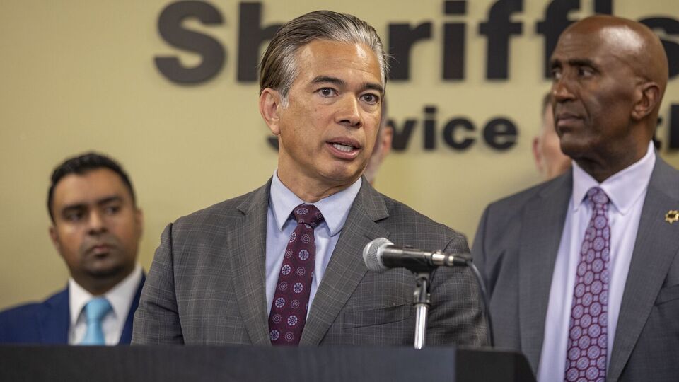 Бонта подчеркнул, что цель иска – добиться отмены в судебном порядке меморандума Трампа о федерализации Национальной гвардии Калифорнии