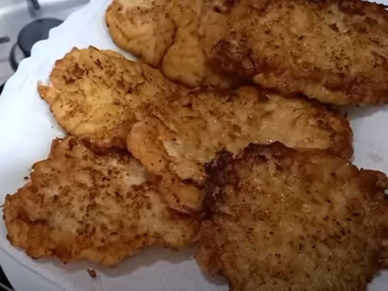 Обжаривайте отбивные с двух сторон на огне чуть больше среднего до готовности