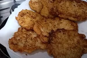 Обжаривайте отбивные с двух сторон на огне чуть больше среднего до готовности