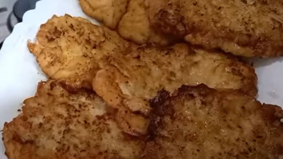 Обжаривайте отбивные с двух сторон на огне чуть больше среднего до готовности