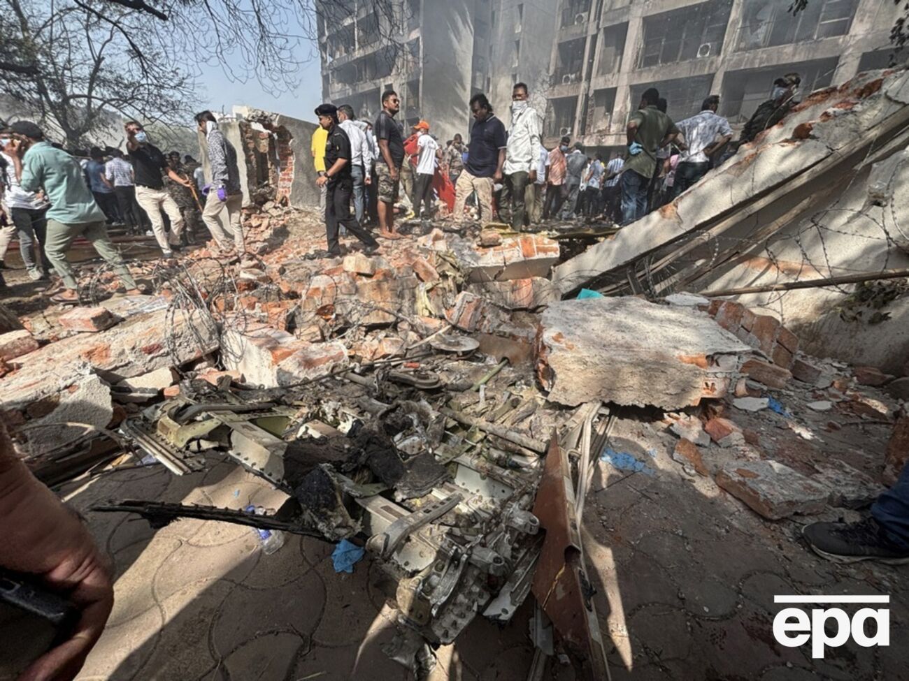 Самолет рухнул на общежитие медиков