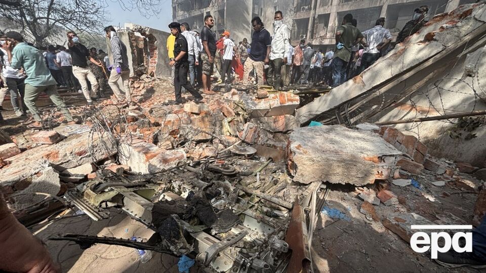 Самолет рухнул на общежитие медиков