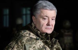 Деньги на стену разворовали, а страна получила дорогую пиар-кампанию Порошенко, заявил военный Сталкер