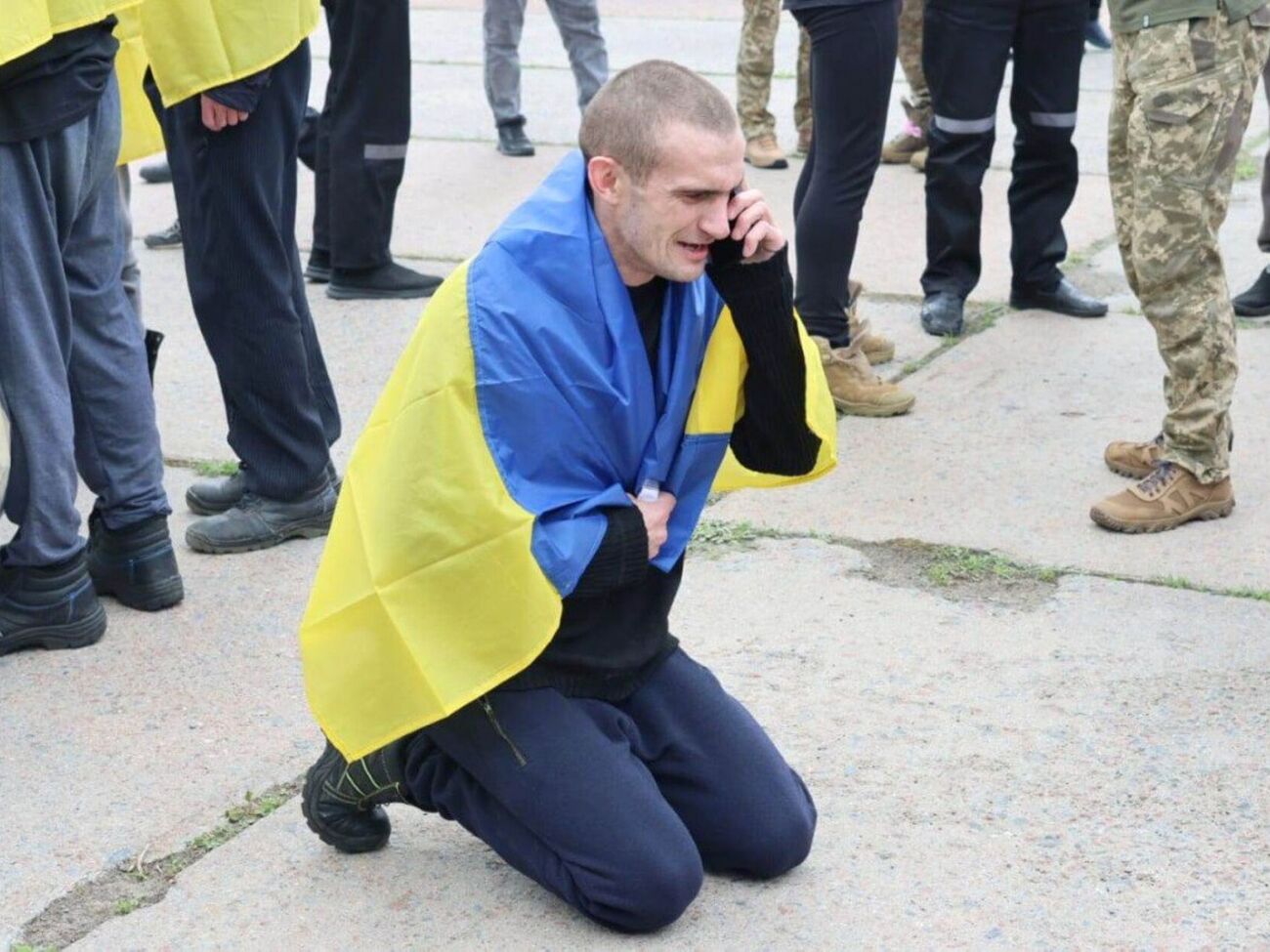 Звільнений із російської неволі боєць-прикордонник наголошує, що любить Україну і "ні за що її не продасть"