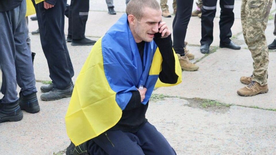 Звільнений із російської неволі боєць-прикордонник наголошує, що любить Україну і "ні за що її не продасть"