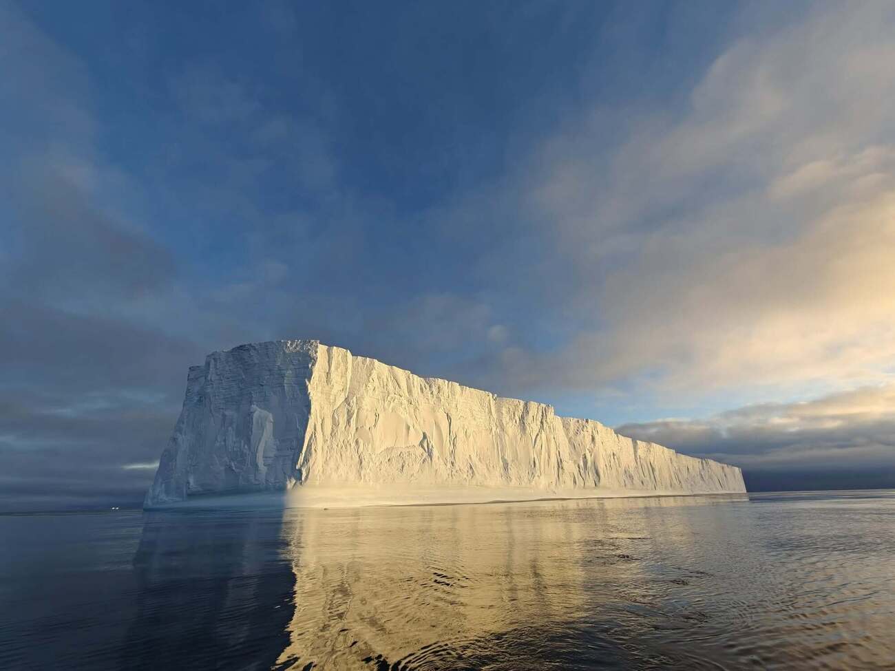 Айсберг длиной с Крещатик приплыл к украинской станции в Антарктиде
