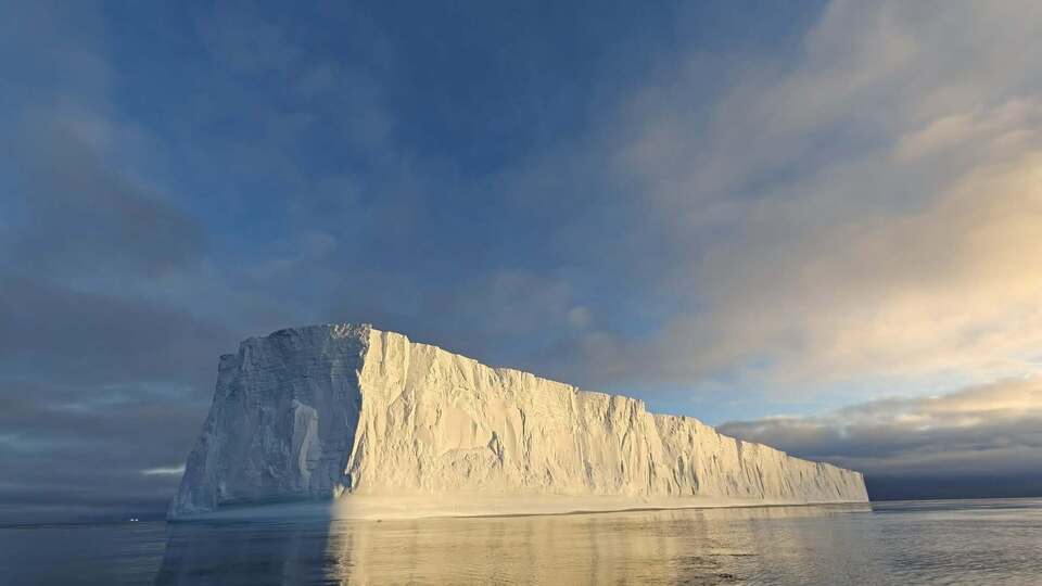 Айсберг длиной с Крещатик приплыл к украинской станции в Антарктиде