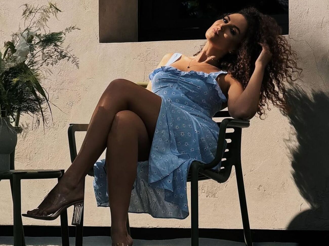 Співачка зняла відео з нижнього ракурсу так, що підписники могли б за бажання оцінити стан її крайніх зубів, мигдалин і язика