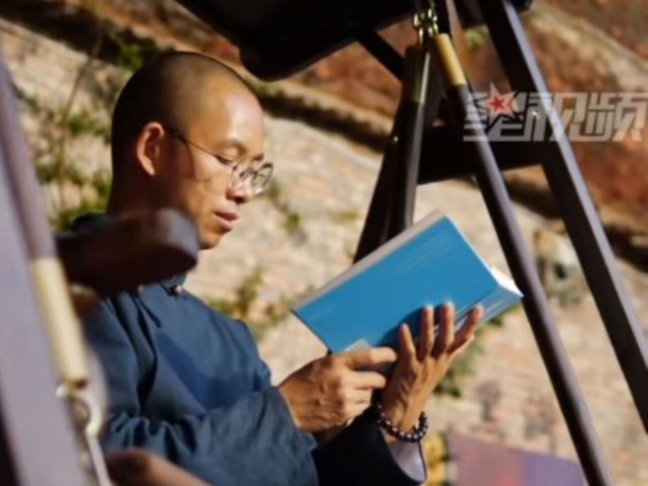 Мужчина просыпается в 8.00, читает, гуляет, ухаживает за насаждениями и идет спать