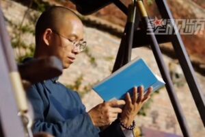 Мужчина просыпается в 8.00, читает, гуляет, ухаживает за насаждениями и идет спать