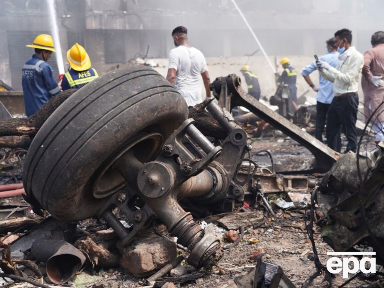 На борту разбившегося самолета было 242 человека
