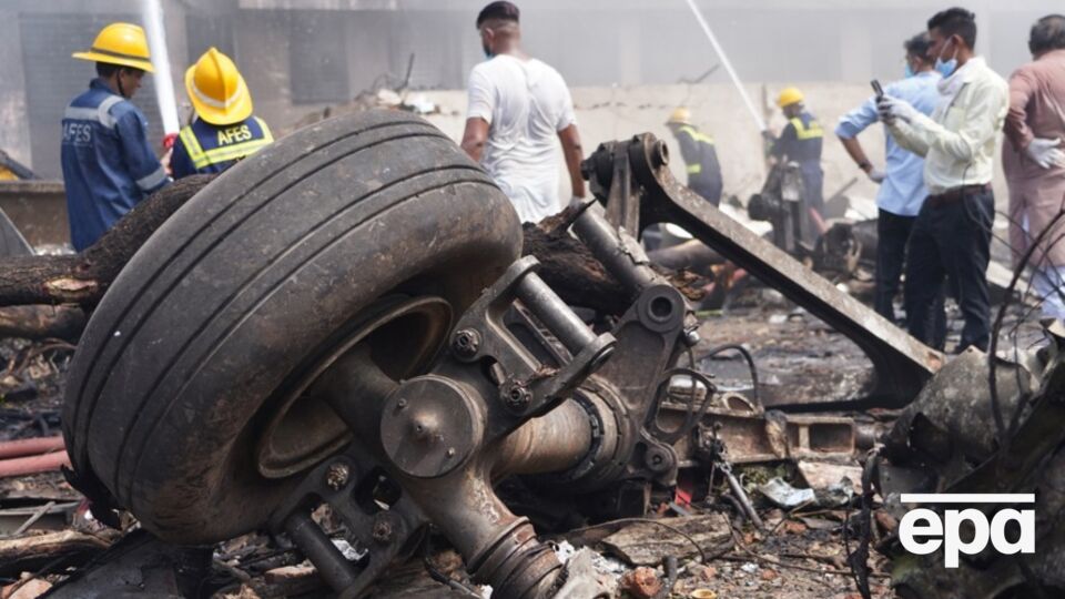 На борту разбившегося самолета было 242 человека