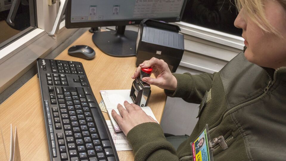 В ГПСУ опровергли информацию о том, что не выпускают за границу детей с ламинированным свидетельством о рождении