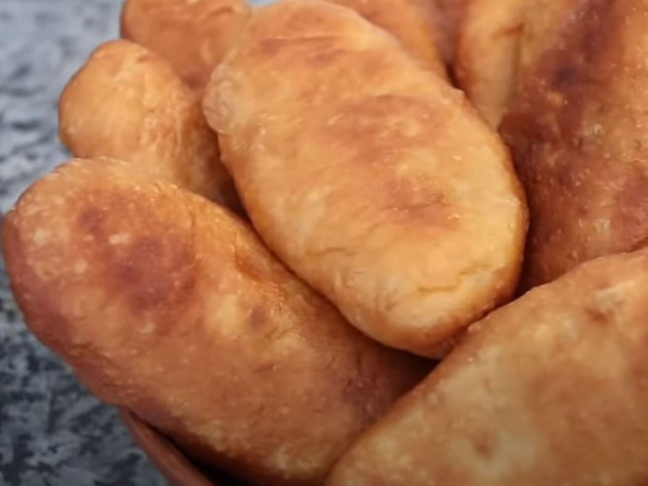 Обжарьте пирожки на растительном масле с двух сторон до готовности