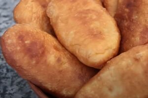 Обжарьте пирожки на растительном масле с двух сторон до готовности