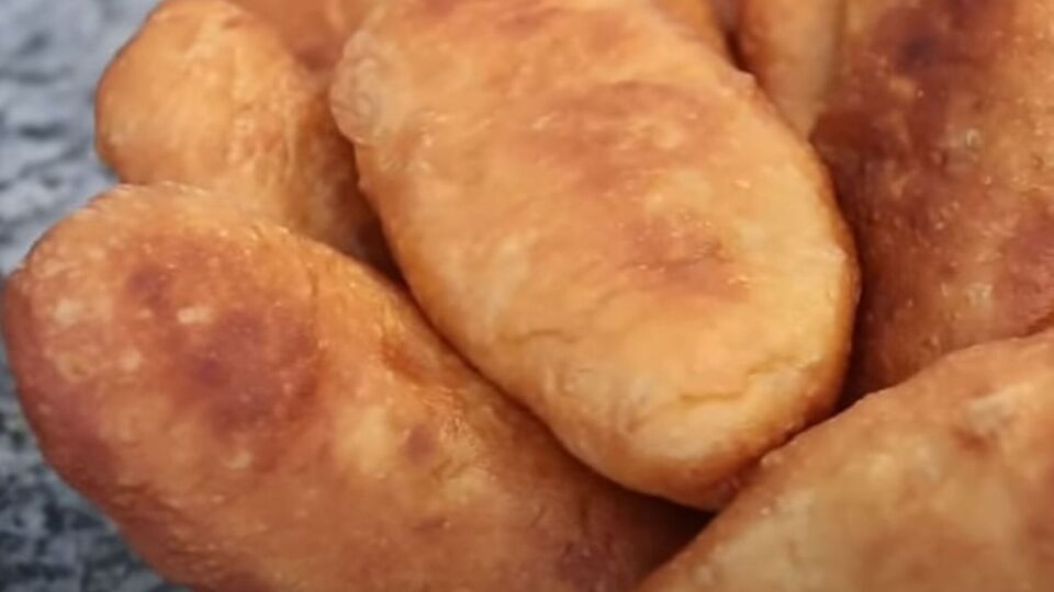 Обсмажте пиріжки на олії з обох боків до готовності