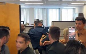 Инцидент произошел после того, как сенатор встал и пытался подойти к министру, чтобы задать вопрос, говорится в сообщении