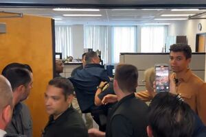 Інцидент стався після того, як сенатор встав і намагався підійти до міністерки, щоб поставити запитання, ідеться в повідомленні