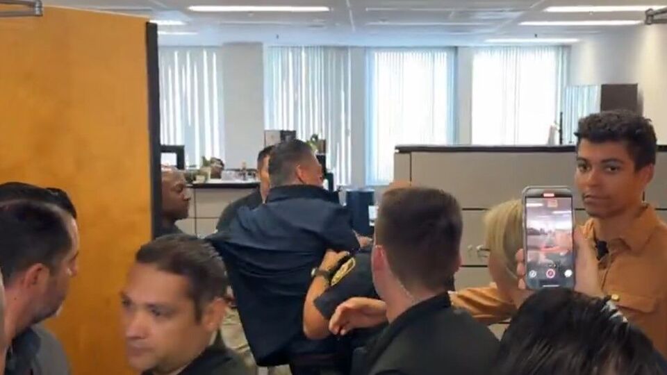 Инцидент произошел после того, как сенатор встал и пытался подойти к министру, чтобы задать вопрос, говорится в сообщении