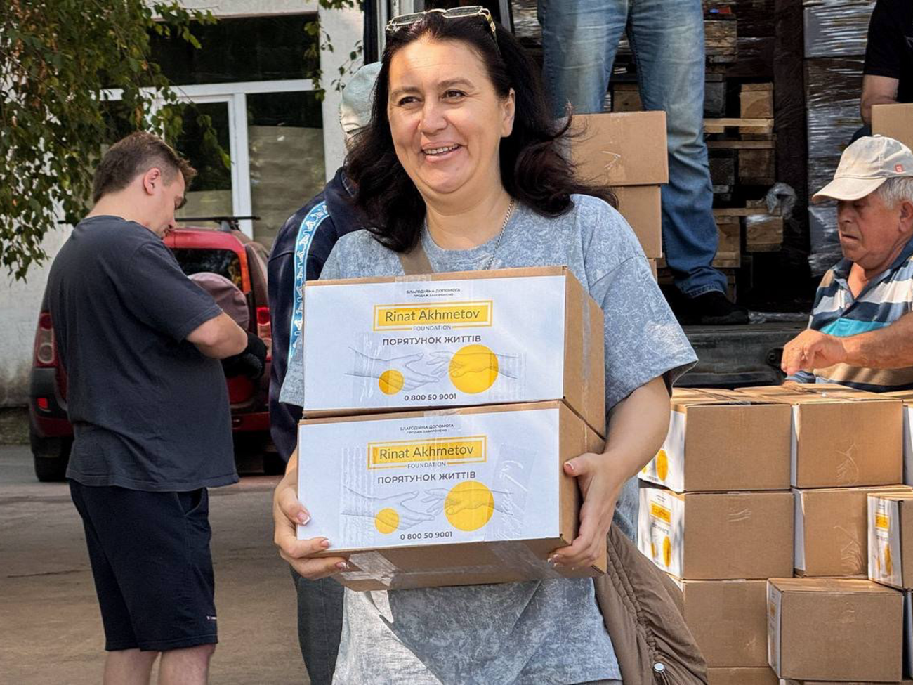 Фонд Рината Ахметова передал продуктовую помощь потерявшим работу жителям Краматорска