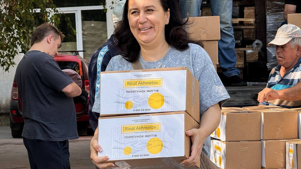 Фонд Рината Ахметова передал продуктовую помощь потерявшим работу жителям Краматорска