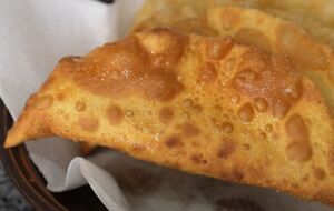 бжарьте чебуреки на сковороде с большим количеством масла с двух сторон