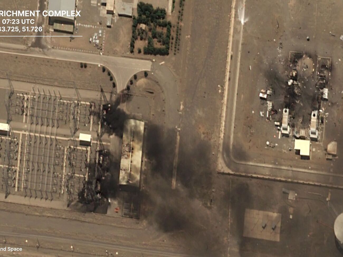 Спутниковые фото пораженного завода в Нетензе опубликовал также британский исследовательский центр