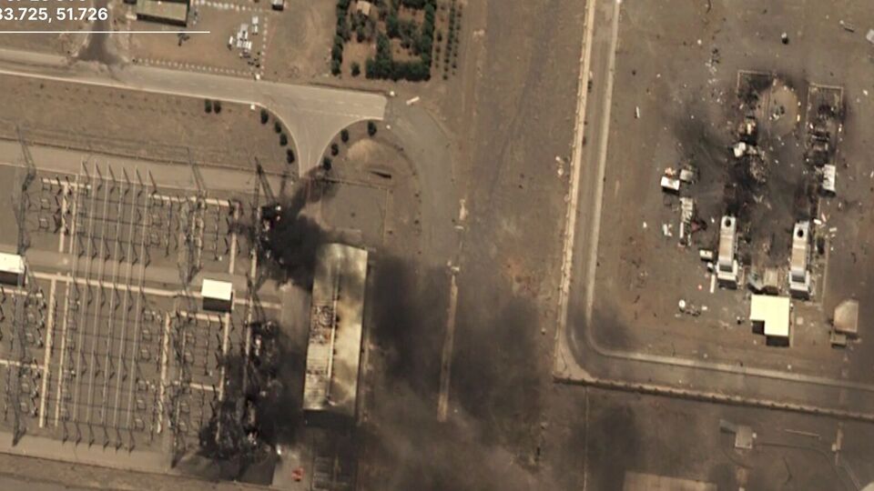 Спутниковые фото пораженного завода в Нетензе опубликовал также британский исследовательский центр