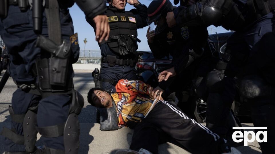 В Америке усугубляется кризис, отмечает CNN